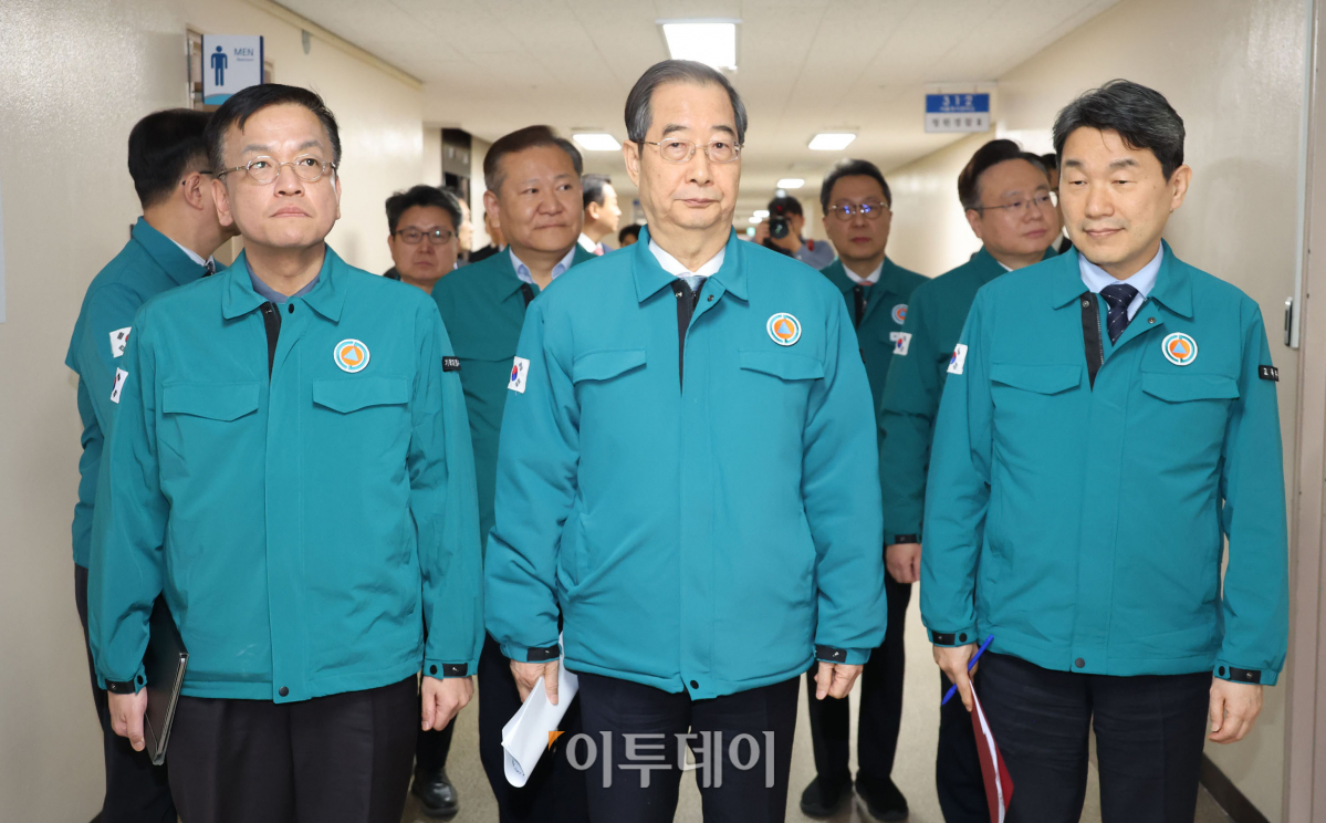 ▲한덕수 국무총리와 이주호 사회부총리 겸 교육부 장관 등 국무위원들이 20일 서울 종로구 정부서울청사에서 의료개혁 관련 대국민 담화 발표 및 의대정원 증원 기자회견을 위해 브리핑실에 들어서고 있다. 조현호 기자 hyunho@