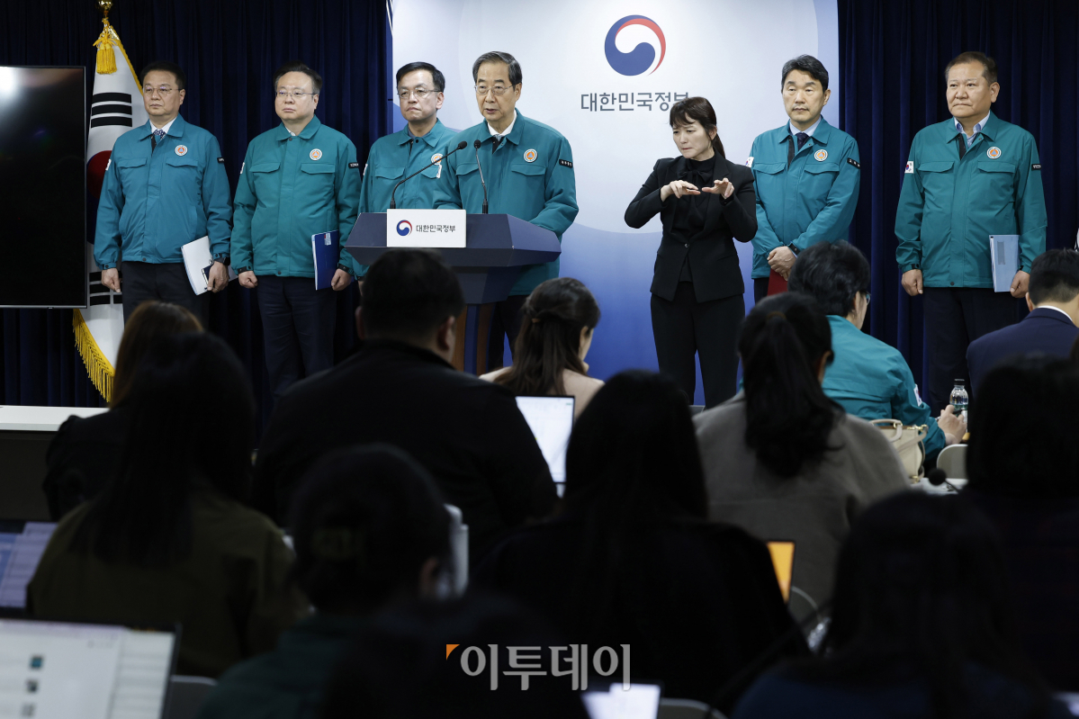 ▲한덕수 국무총리가 20일 서울 종로구 정부서울청사에서 의료개혁 관련 대국민 담화문을 발표하고 있다. 조현호 기자 hyunho@