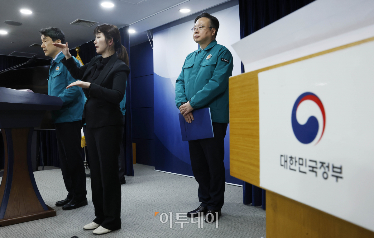 ▲이주호 사회부총리 겸 교육부 장관이 20일 서울 종로구 정부서울청사에서 의과대학 정원 증원 관련 발표를 하고 있다. 조현호 기자 hyunho@