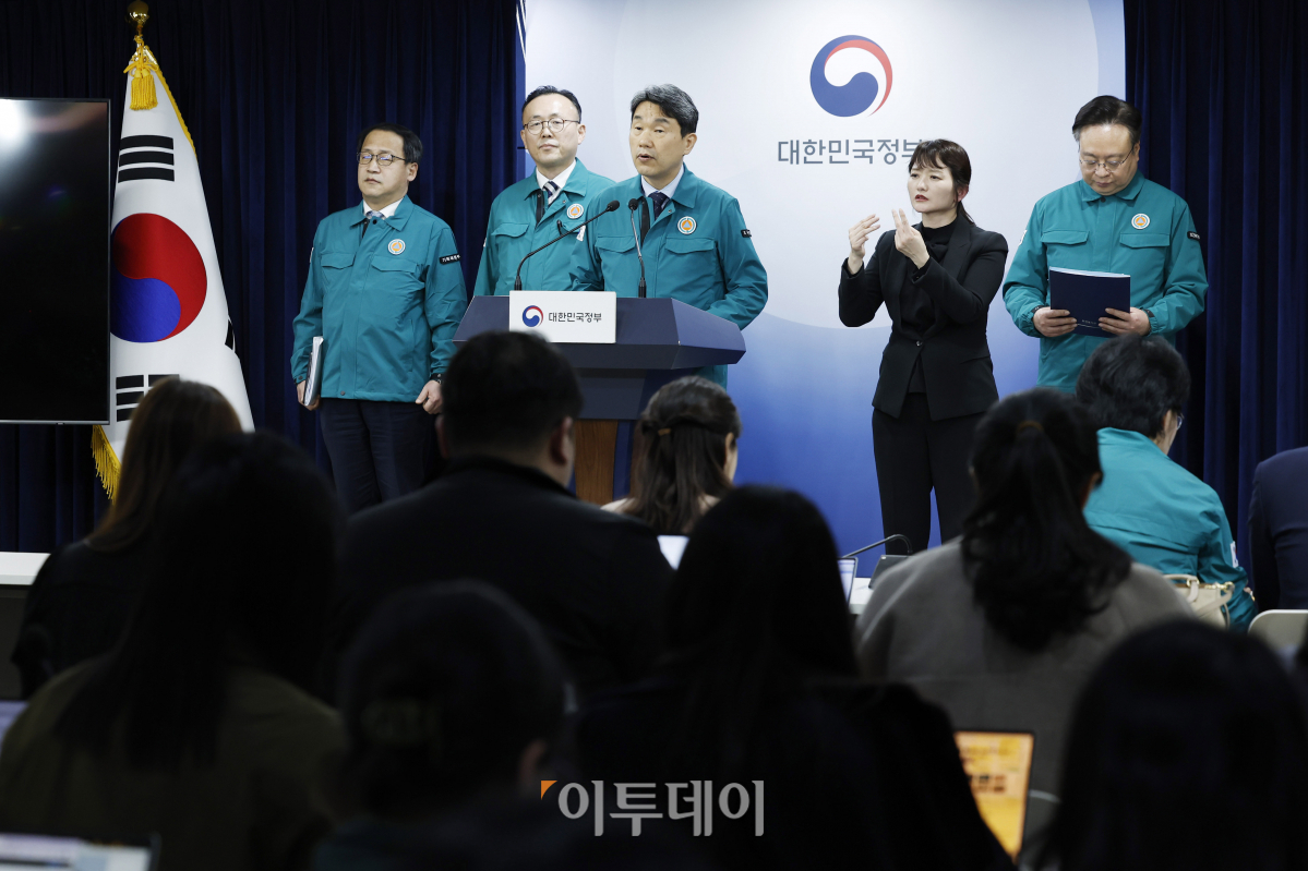 ▲이주호 사회부총리 겸 교육부 장관이 20일 서울 종로구 정부서울청사에서 의과대학 정원 증원 관련 발표를 하고 있다. 조현호 기자 hyunho@