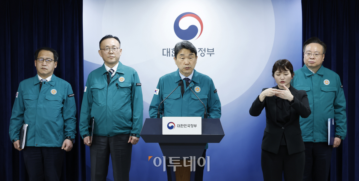 ▲이주호 사회부총리 겸 교육부 장관이 20일 서울 종로구 정부서울청사에서 의과대학 정원 증원 관련 발표를 하고 있다. 조현호 기자 hyunho@