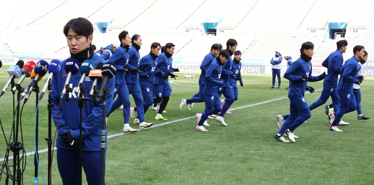 ▲지난 아시안컵 기간 주장 손흥민과 물리적 충돌로 ‘하극상’ 논란을 일으켰던 이강인이 20일 서울월드컵경기장에서 태국과 2026 FIFA 북중미 월드컵 2차 예선 경기를 앞두고 열린 훈련에 앞서 심경을 밝히고 있다.(연합뉴스)