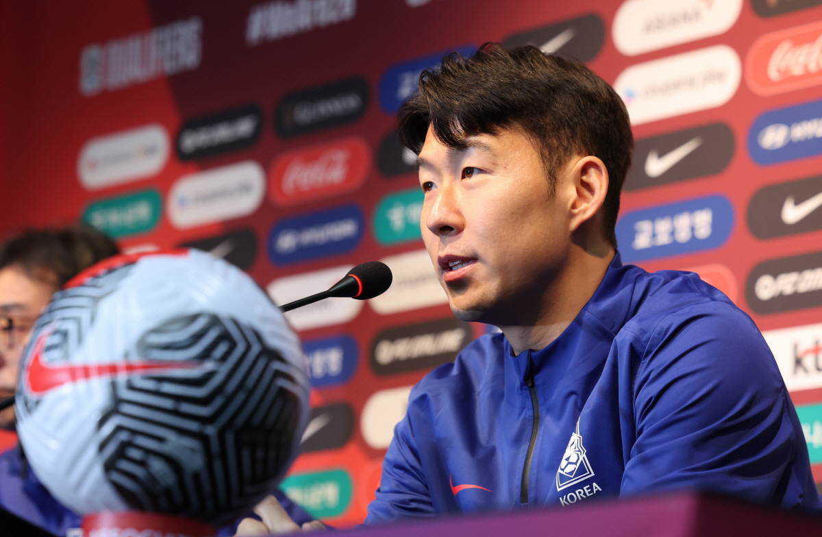 ▲손흥민이 20일 오후 서울 마포구 서울월드컵경기장에서 열린 2026 FIFA 북중미 월드컵 2차예선 태국과의 경기 전 공식 기자회견에서 발언하고 있다.(뉴시스)