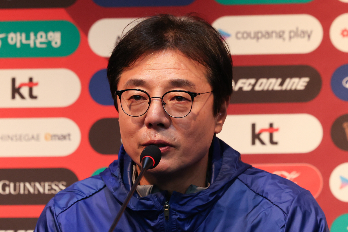 ▲황선홍 대한민국 축구 국가대표팀 감독이 20일 오후 서울 마포구 서울월드컵경기장에서 열린 2026 FIFA 북중미 월드컵 2차예선 태국과의 경기 전 공식 기자회견에서 발언하고 있다.(뉴시스)