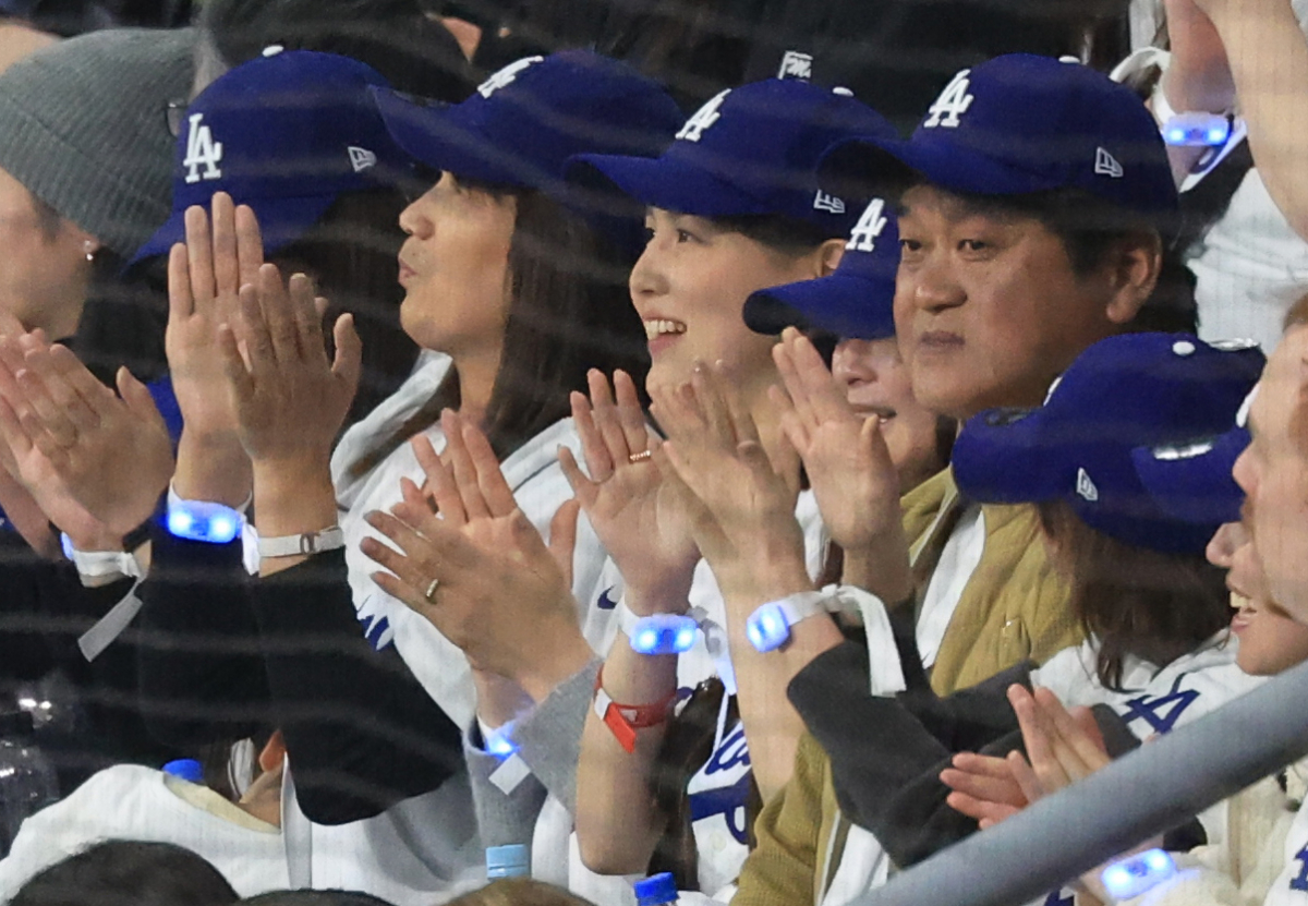 ▲LA다저스 오타니 쇼헤이의 아내 다나카 마미코와 모친 카요코를 비롯한 가족들이 20일 서울 고척스카이돔에서 열린 미국프로야구(MLB) 공식 개막전 LA 다저스와 샌디에이고 파드리스 1차전 경기, 8회초 1사 1,2루에서 적시타를 친 오타니를 보며 손뼉을 치고 있다. (사진공동취재단, 뉴시스)