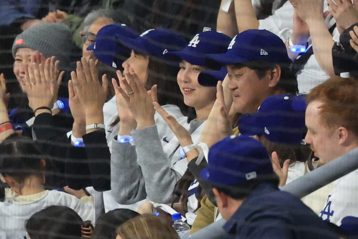 ▲LA다저스 오타니 쇼헤이의 아내 다나카 마미코와 모친 카요코를 비롯한 가족들이 20일 서울 고척스카이돔에서 열린 미국프로야구(MLB) 공식 개막전 LA 다저스와 샌디에이고 파드리스 1차전 경기, 8회초 1사 1,2루에서 적시타를 친 오타니를 보며 손뼉을 치고 있다. (사진공동취재단, 뉴시스)