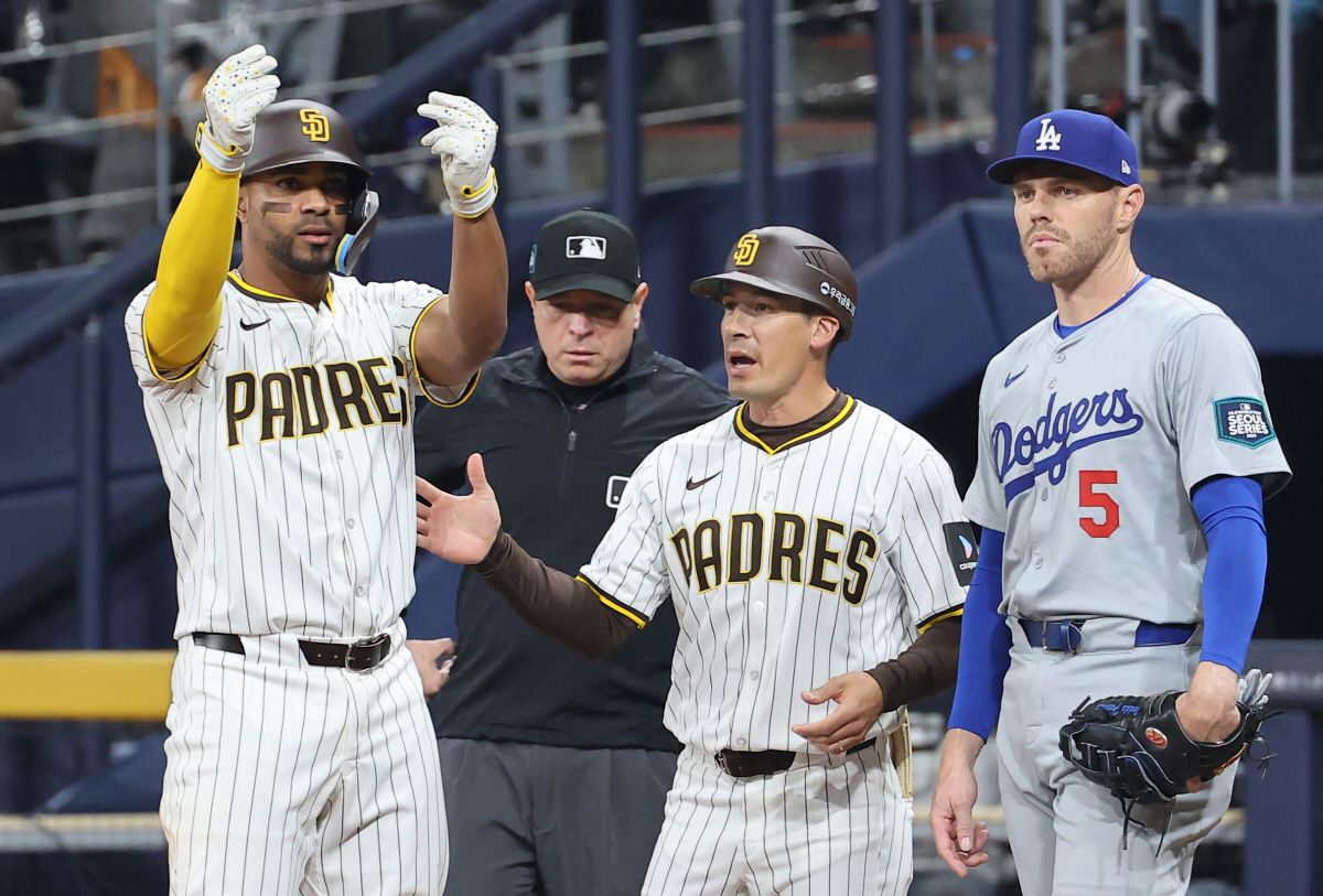 ▲20일 서울 고척스카이돔에서 열린 2024년 미국프로야구 메이저리그(MLB) 정규시즌 개막전 로스앤젤레스 다저스와 샌디에이고 파드리스의 경기. 3회말 1사 3루 때 샌디에이고 잰더 보가츠가 1타점 적시타를 친 후 기뻐하고 있다. (연합뉴스)