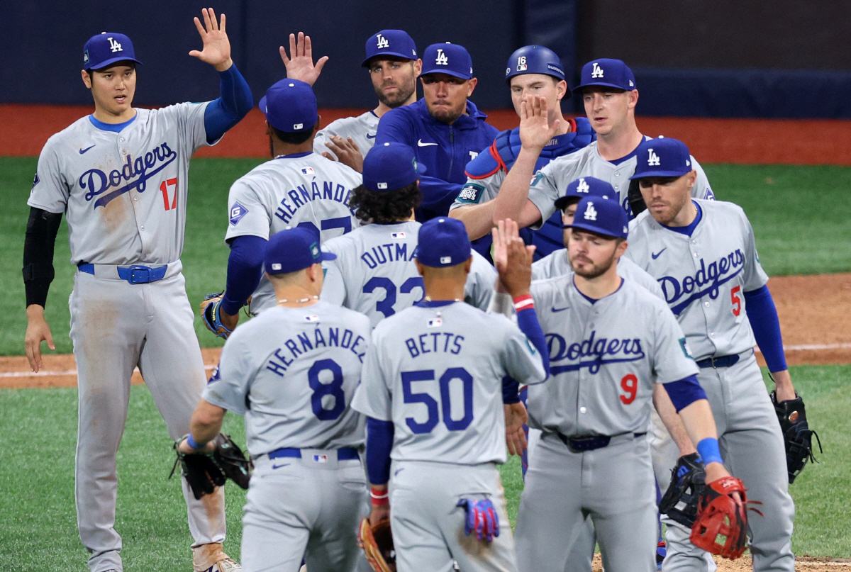 ▲20일 오후 서울 고척스카이돔에서 미국프로야구(MLB) 공식 개막전 LA다저스 대 샌디에이고 파드리스 1차전 경기. 5 대 2로 승리한 LA 다저스 선수들이 기뻐하고 있다. (연합뉴스)