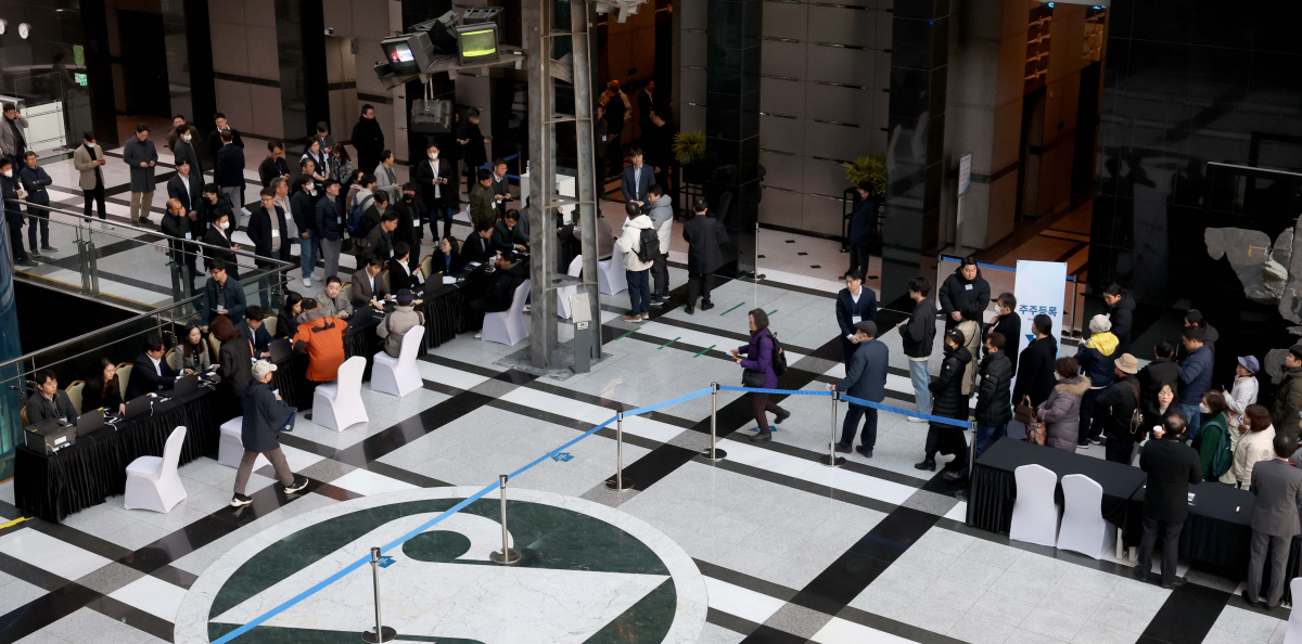 ▲21일 서울 강남구 포스코센터에서 열린 포스코홀딩스 정기 주주총회에 주주들이 입장하고 있다. 이날 주총엔 장인화 대표이사 회장 후보를 비롯한 사내이사 선임안, 사외이사 선임안, 2023년 재무제표 승인안, 정관 일부 변경안, 이사 보수한도 승인안 등이 상정됐다. 신태현 기자 holjjak@