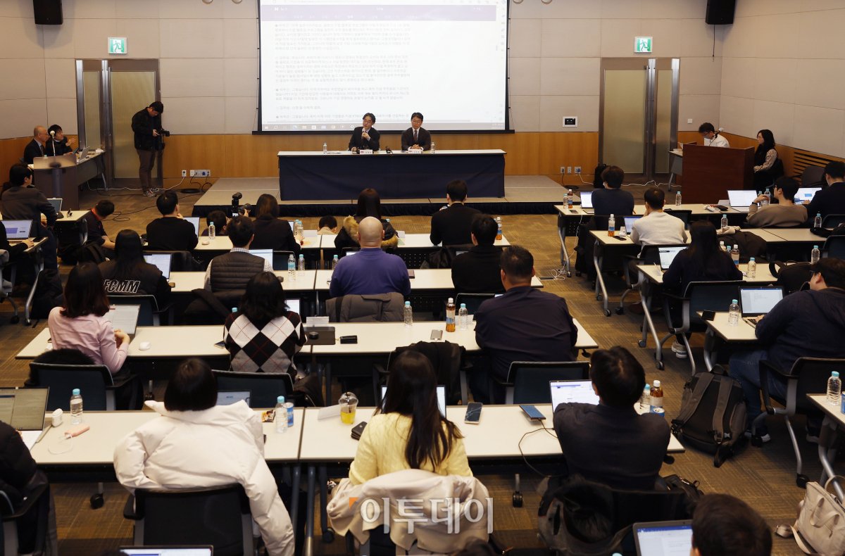 ▲임종윤(왼쪽) 한미약품 사장과 임종훈 한미정밀화학 대표가 21일 서울 영등포구 FKI타워 컨퍼런스센터에서 기자간담회를 하고 있다. 조현호 기자 hyunho@