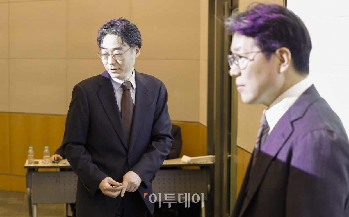 ▲임종윤(왼쪽) 한미약품 사장과 임종훈 한미정밀화학 대표가 21일 서울 영등포구 FKI타워 컨퍼런스센터에서 기자간담회에 참석하고 있다. 조현호 기자 hyunho@