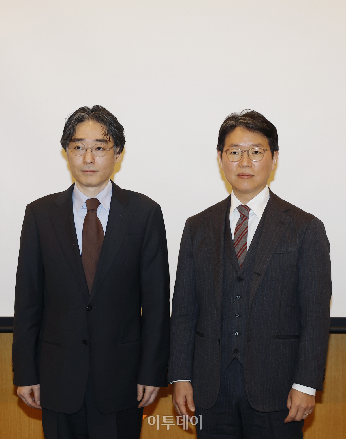 ▲임종윤 한미약품 사장과 임종훈 한미정밀화학 대표가 21일 서울 영등포구 FKI타워 컨퍼런스센터에서 기자간담회를 마친 후 포즈를 취하고 있다. 조현호 기자 hyunho@