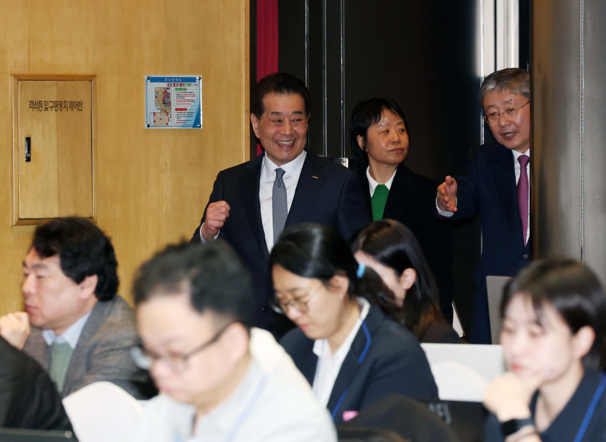 ▲장인화 포스코그룹 신임회장이 21일 서울 강남구 포스코센터에서 열린 기자간담회에 참석하고 있다. 신태현 기자 holjjak@