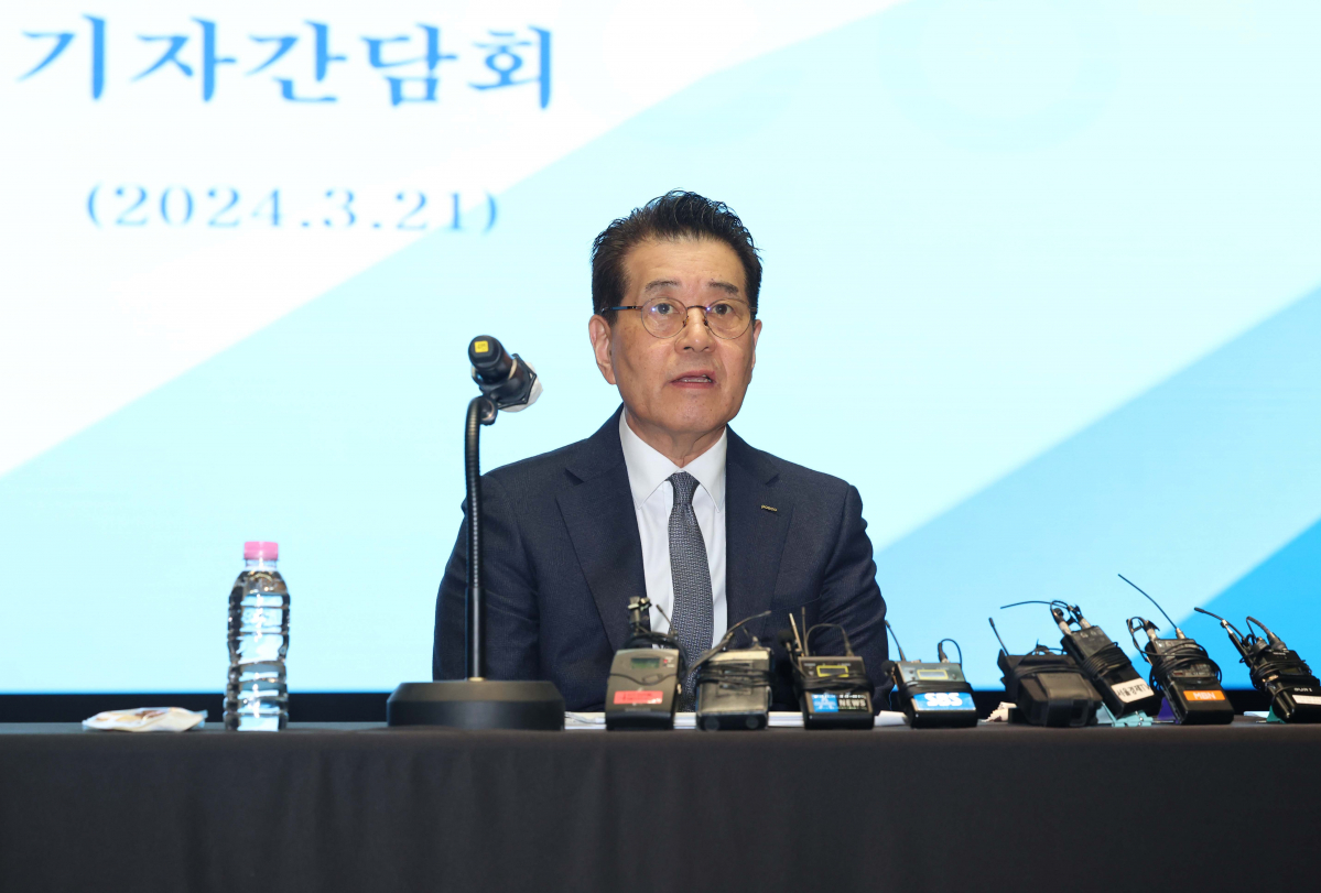 ▲장인화 포스코그룹 신임회장이 21일 서울 강남구 포스코센터에서 기자간담회를 갖고 인사말을 하고 있다. 신태현 기자 holjjak@