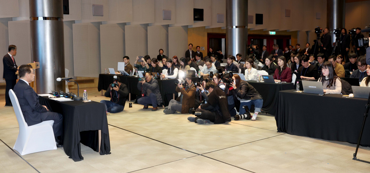 ▲장인화 포스코그룹 신임회장이 21일 서울 강남구 포스코센터에서 기자간담회를 갖고 인사말을 하고 있다. 신태현 기자 holjjak@