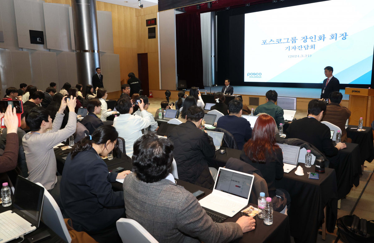 ▲장인화 포스코그룹 신임회장이 21일 서울 강남구 포스코센터에서 기자간담회를 갖고 인사말을 하고 있다. 신태현 기자 holjjak@