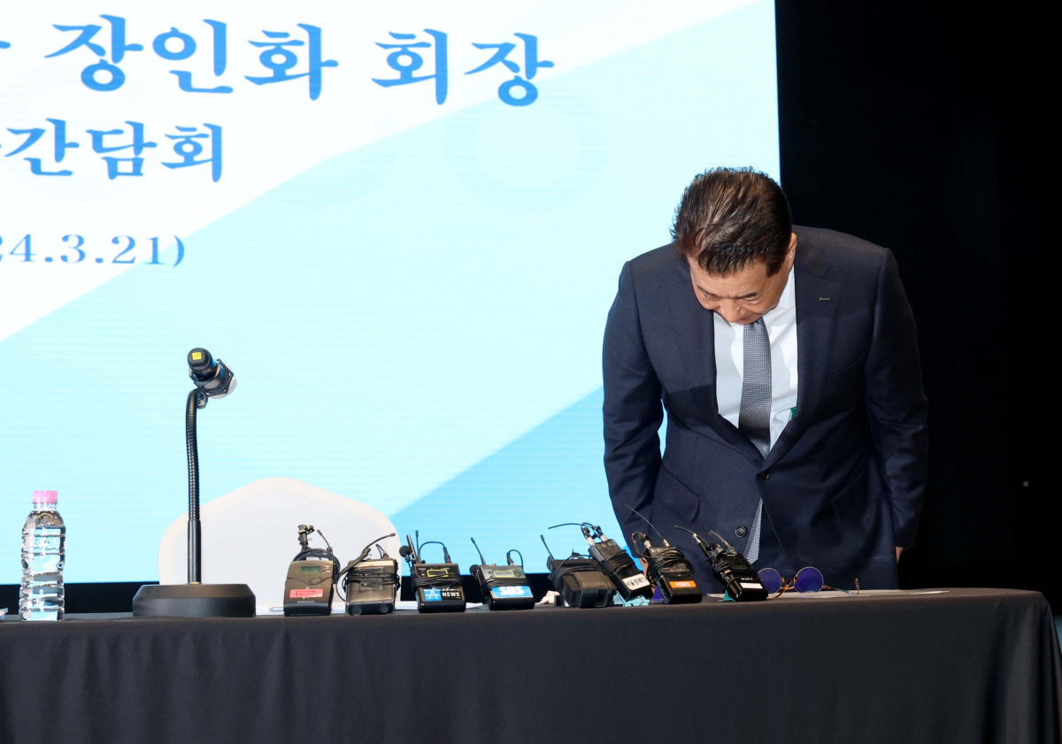 ▲장인화 포스코그룹 신임회장이 21일 서울 강남구 포스코센터에서 열린 기자간담회에서 인사하고 있다. 신태현 기자 holjjak@