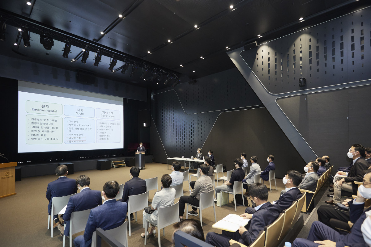 ▲한화그룹 주요 계열사 대표이사 및 환경·안전 담당 임직원들이 강의를 듣고 있다. (사진제공=한화그룹)