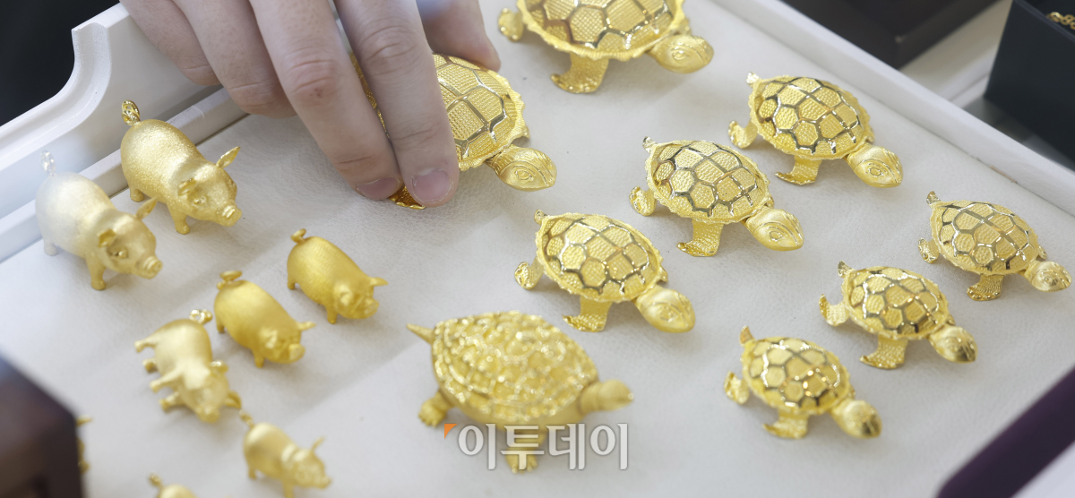 ▲미 연방준비제도(Fed-연준)의 올해 3회 금리 인하 전망에 국제금값이 사상 최고치를 기록한 21일 서울 종로구 한국금거래소에서 직원이 금을 정리하고 있다. 금 현물 가격은 이날 싱가포르 시장에서 장 초반 온스당 2200.89달러 1.6% 상승하며 사상 처음으로 2200달러를 돌파했다. 조현호 기자 hyunho@