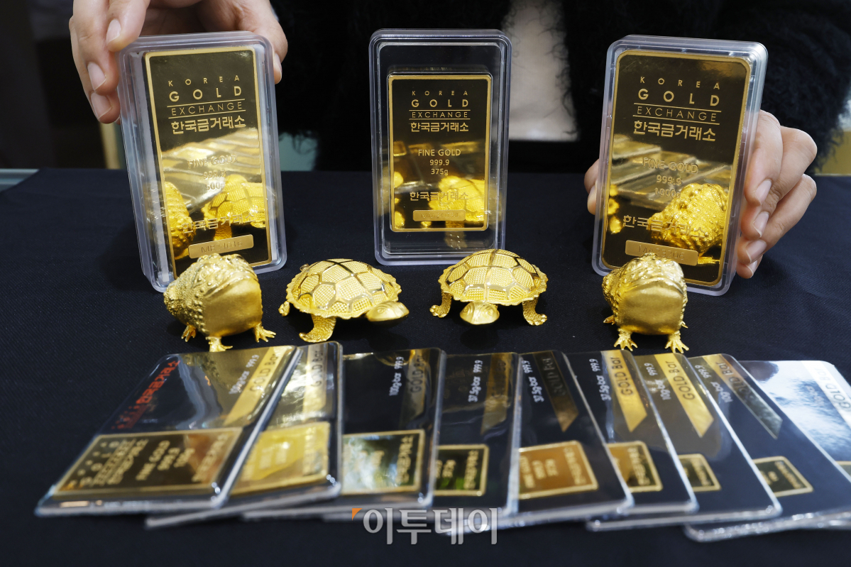 ▲미 연방준비제도(Fed-연준)의 올해 3회 금리 인하 전망에 국제금값이 사상 최고치를 기록한 21일 서울 종로구 한국금거래소에서 직원이 금을 정리하고 있다. 금 현물 가격은 이날 싱가포르 시장에서 장 초반 온스당 2200.89달러 1.6% 상승하며 사상 처음으로 2200달러를 돌파했다. 조현호 기자 hyunho@