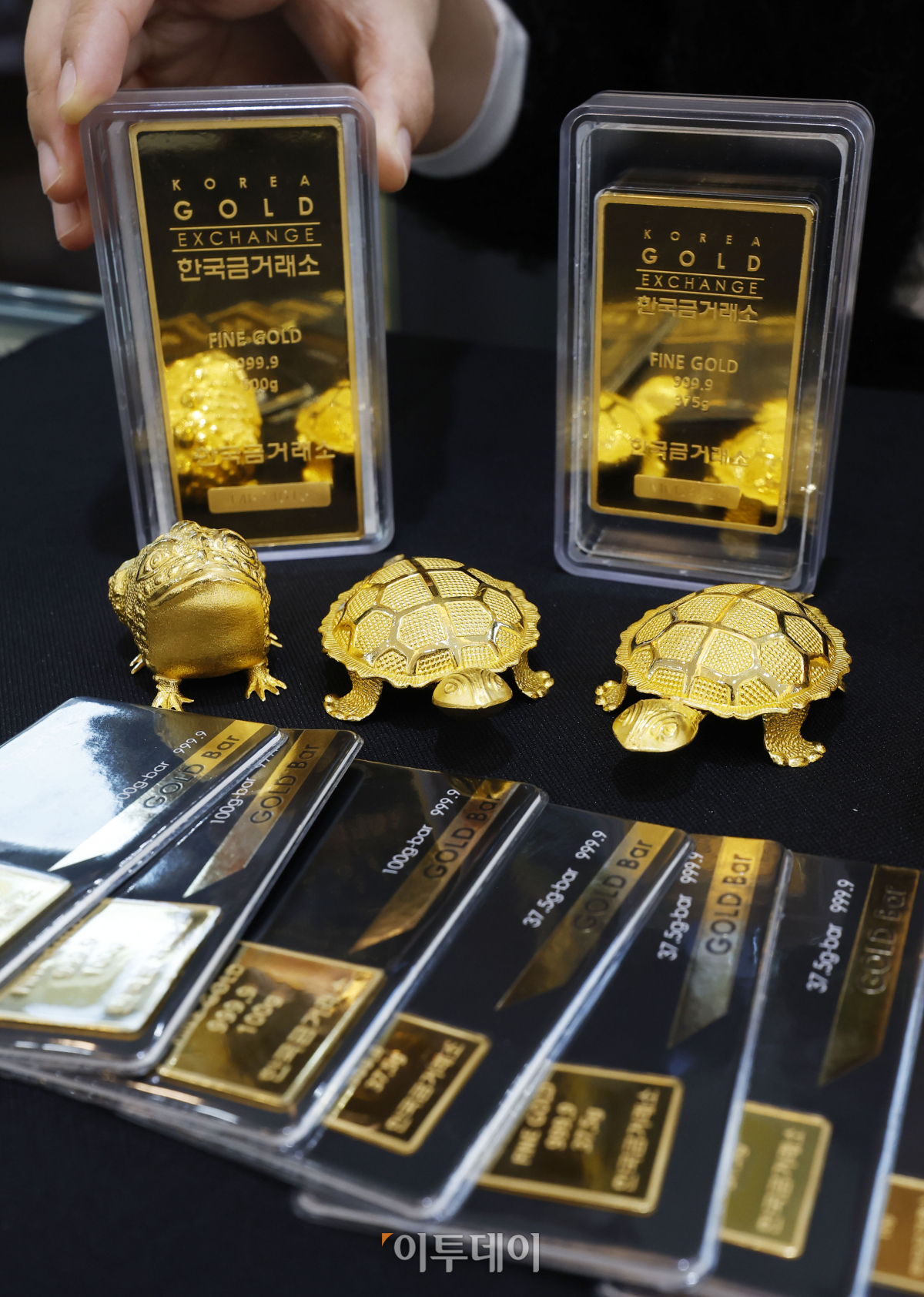 ▲미 연방준비제도(Fed-연준)의 올해 3회 금리 인하 전망에 국제금값이 사상 최고치를 기록한 21일 서울 종로구 한국금거래소에서 직원이 금을 정리하고 있다. 금 현물 가격은 이날 싱가포르 시장에서 장 초반 온스당 2200.89달러 1.6% 상승하며 사상 처음으로 2200달러를 돌파했다. 조현호 기자 hyunho@