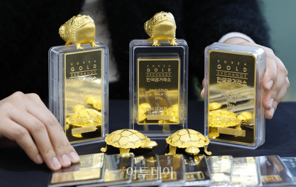 ▲미 연방준비제도(Fed-연준)의 올해 3회 금리 인하 전망에 국제금값이 사상 최고치를 기록한 21일 서울 종로구 한국금거래소에서 직원이 금을 정리하고 있다. 금 현물 가격은 이날 싱가포르 시장에서 장 초반 온스당 2200.89달러 1.6% 상승하며 사상 처음으로 2200달러를 돌파했다. 조현호 기자 hyunho@