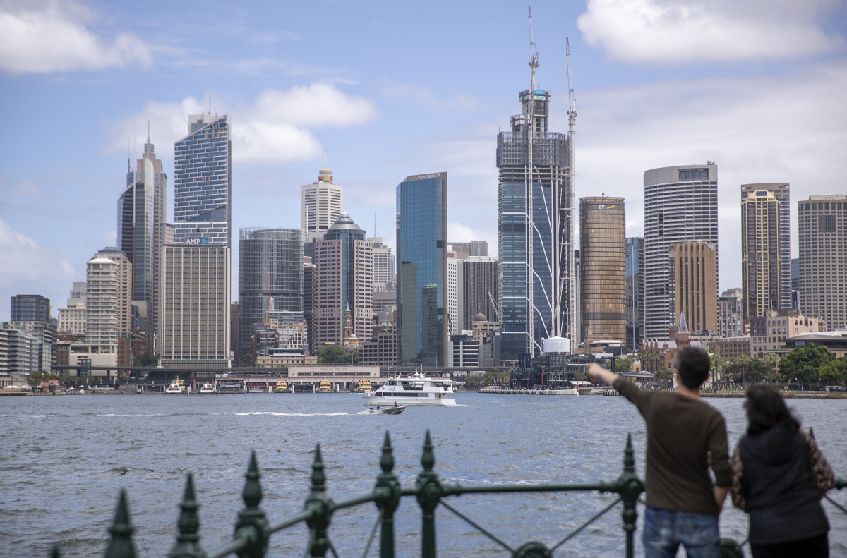 ▲호주 시드니에서 젊은이들이 도시 전경을 감상하고 있다. 시드니(호주)/신화뉴시스