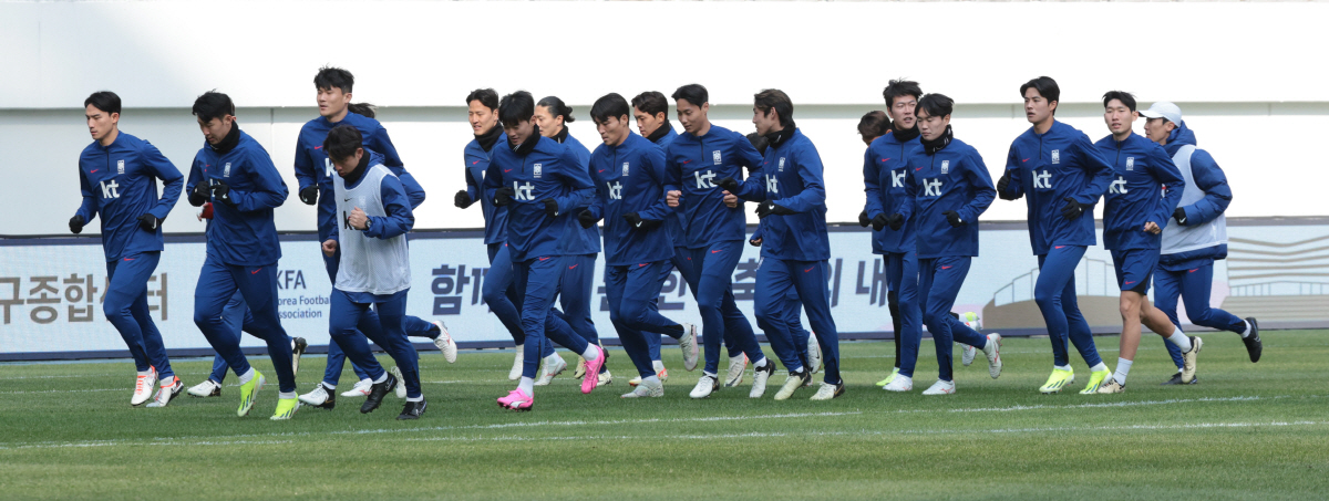 ▲20일 서울월드컵경기장에서 태국과 2026 FIFA 북중미 월드컵 2차 예선 경기를 치르는 한국 축구대표팀 선수들이 훈련을 하고 있다. (연합뉴스)