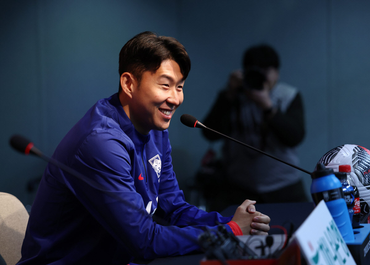 ▲축구대표팀 주장 손흥민이 20일 서울 마포구 서울월드컵경기장에서 열린 2026 FIFA 북중미 월드컵 2차 예선 한국-태국전 기자회견에서 발언하고 있다. (연합뉴스)