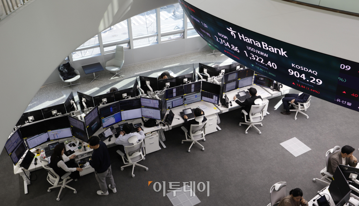 ▲21일 서울 중구 하나 인피니티 서울에서 열린 하나은행 신축 딜링룸 사전공개 행사에서 직원들이 업무를 보고 있다. 조현호 기자 hyunho@