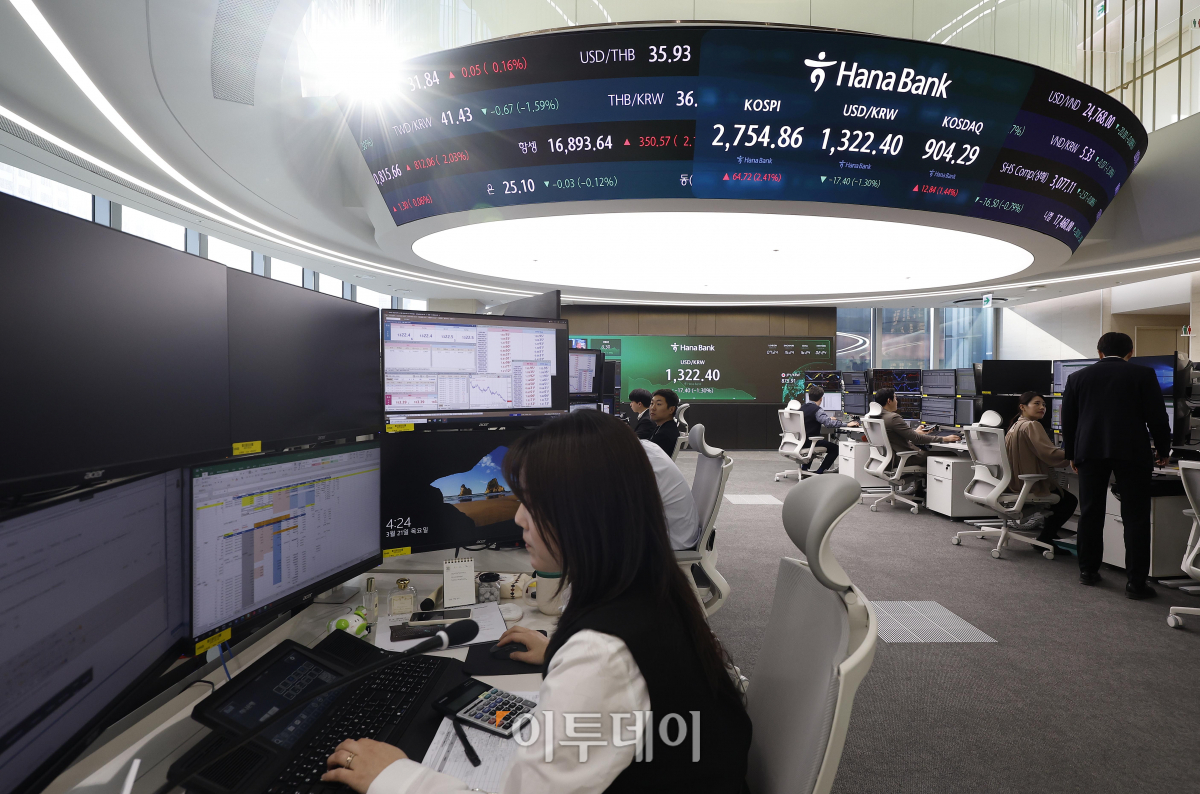 ▲21일 서울 중구 하나 인피니티 서울에서 열린 하나은행 신축 딜링룸 사전공개 행사에서 직원들이 업무를 보고 있다. 조현호 기자 hyunho@