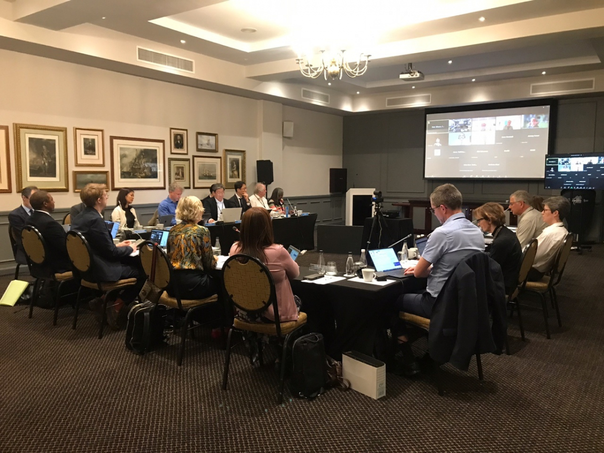 ▲18일부터 이틀간 남아공의료연구위원회(SAMRC) 주최로 남아프리카공화국에서 개최된 '국제 보건의료 연구기관장 협의체(Heads of International Research Organizations, HIROs)'회의에서 참석자들이 연구자 경력개발 등을 주제로 논의하고 있다. (사진제공=한국보건산업진흥원)