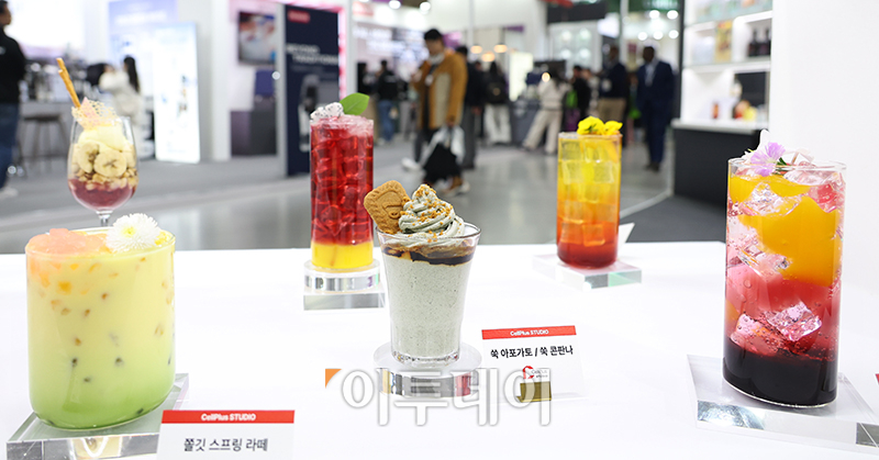 ▲2024 서울커피엑스포(Coffee Expo Seoul 2024)가 21일 서울 삼성동 코엑스에서 개막한 가운데 관람객들이 전시장을 둘러보고 있다. 코엑스와 (사)한국커피연합회가 주최하는 이번 행사는 24일까지 열리며 커피를 비롯한 다양한 관련 용품과 커피산업 트렌드를 한 곳에서 만나볼 수 있다. 고이란 기자 photoeran@