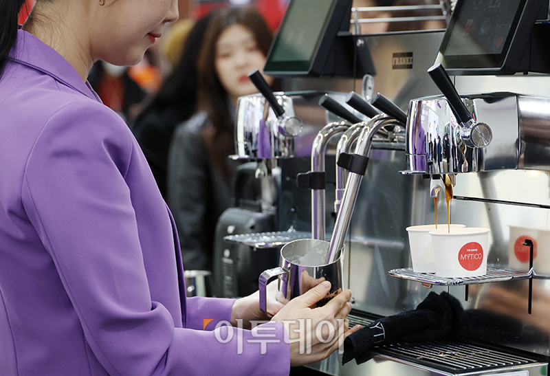 ▲2024 서울커피엑스포(Coffee Expo Seoul 2024)가 21일 서울 삼성동 코엑스에서 개막한 가운데 관람객들이 전시장을 둘러보고 있다. 코엑스와 (사)한국커피연합회가 주최하는 이번 행사는 24일까지 열리며 커피를 비롯한 다양한 관련 용품과 커피산업 트렌드를 한 곳에서 만나볼 수 있다. 고이란 기자 photoeran@