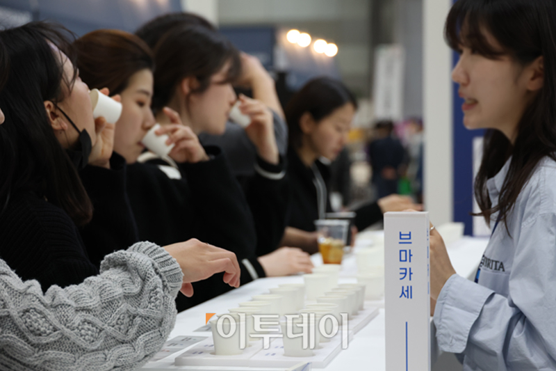 ▲2024 서울커피엑스포(Coffee Expo Seoul 2024)가 21일 서울 삼성동 코엑스에서 개막한 가운데 관람객들이 커피를 시음하고 있다. 코엑스와 (사)한국커피연합회가 주최하는 이번 행사는 24일까지 열리며 커피를 비롯한 다양한 관련 용품과 커피산업 트렌드를 한 곳에서 만나볼 수 있다. 고이란 기자 photoeran@