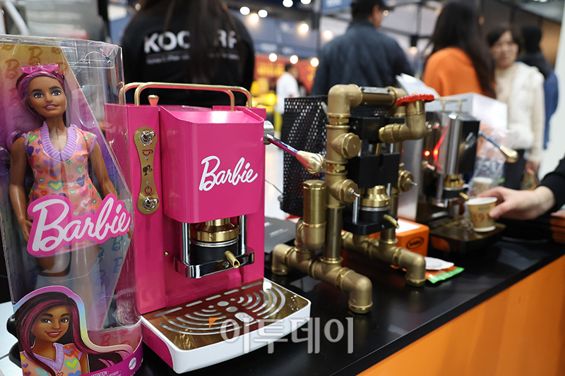 ▲2024 서울커피엑스포(Coffee Expo Seoul 2024)가 21일 서울 삼성동 코엑스에서 개막한 가운데 관람객들이 전시장을 둘러보고 있다. 코엑스와 (사)한국커피연합회가 주최하는 이번 행사는 24일까지 열리며 커피를 비롯한 다양한 관련 용품과 커피산업 트렌드를 한 곳에서 만나볼 수 있다. 고이란 기자 photoeran@