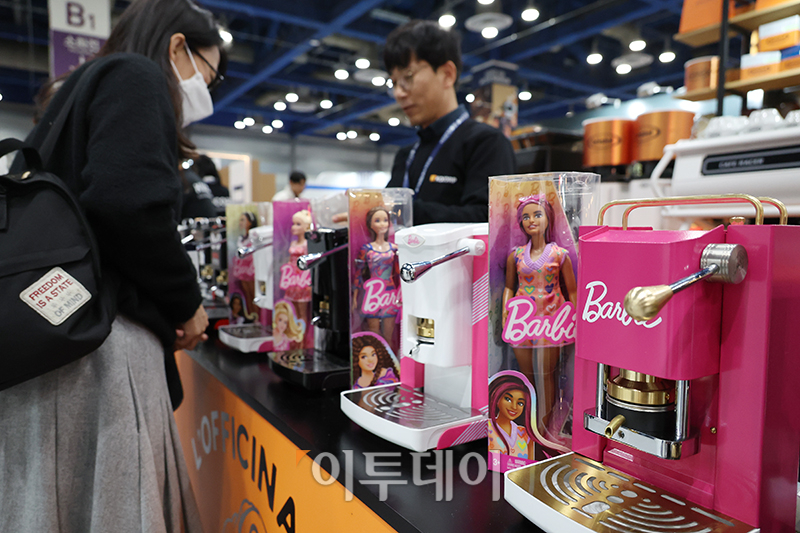 ▲2024 서울커피엑스포(Coffee Expo Seoul 2024)가 21일 서울 삼성동 코엑스에서 개막한 가운데 관람객들이 전시장을 둘러보고 있다. 코엑스와 (사)한국커피연합회가 주최하는 이번 행사는 24일까지 열리며 커피를 비롯한 다양한 관련 용품과 커피산업 트렌드를 한 곳에서 만나볼 수 있다. 고이란 기자 photoeran@