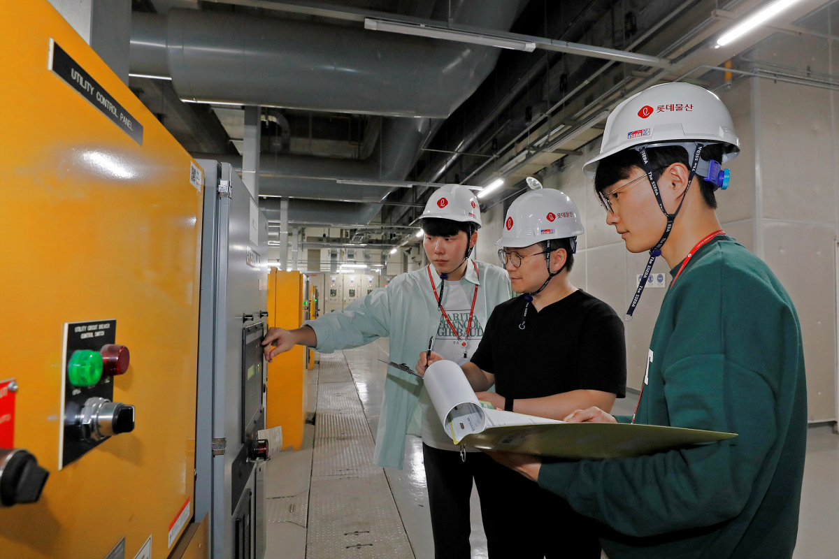 ▲롯데물산 안전경영 태스크포스팀(TFT) 직원들이 안전 점검을 진행하고 있다. (사진제공=롯데지주)