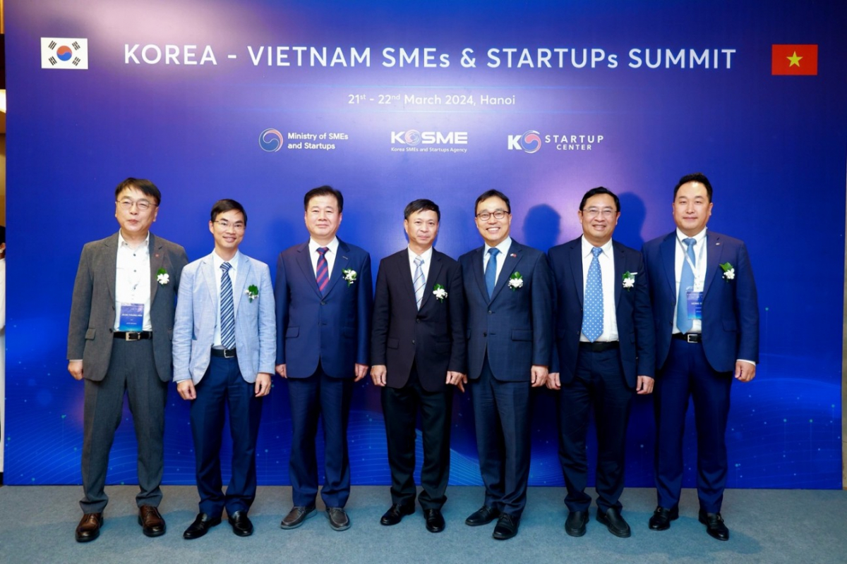 ▲강석진 이사장(왼쪽 3번째)이 21일 베트남에서 열린 써밋 행사에서 관계자들과 기념촬영을 하고 있다. (사진제공=중소벤처기업진흥공단)