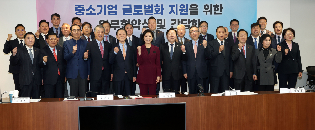 ▲조태열 외교부 장관, 오영주 중소벤처기업부 장관, 김기문 중소기업중앙회장과 중소기업인들이 22일 서울 여의도 중소기업중앙회에서 열린 외교부-중소벤처기업부-중소기업중앙회의 ‘중소기업 글로벌화 지원을 위훤 업무협약식 및 간담회’에서 기념촬영을 하고 있다. 신태현 기자 holjjak@