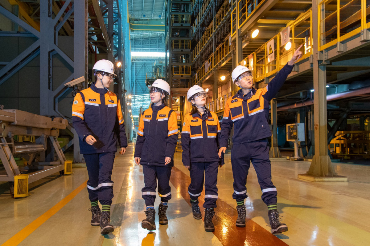 ▲새 근무복을 착용한 근로자 모습. (사진제공=포스코)