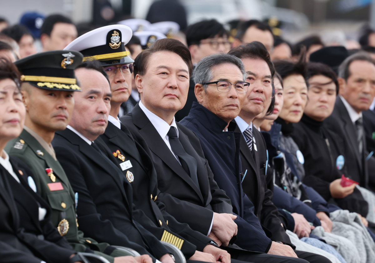 ▲윤석열 대통령이 22일 경기도 평택 소재 해군 제2함대사령부에서 거행된 제9회 서해수호의날 기념식에서 영상을 시청하고 있다. (연합뉴스)