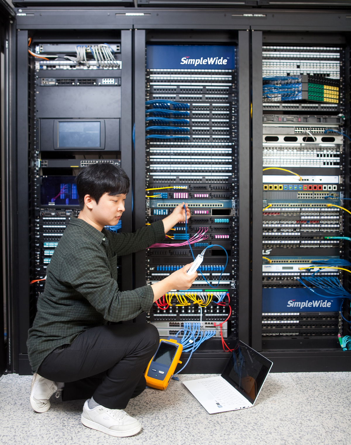 ▲LS전선 직원이 데이터센터에서 랜케이블을 점검하고 있다. (사진제공=LS그룹)