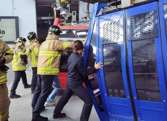 ▲케이블카 탑승객을 구조하고 있는 모습. 출처=연합뉴스