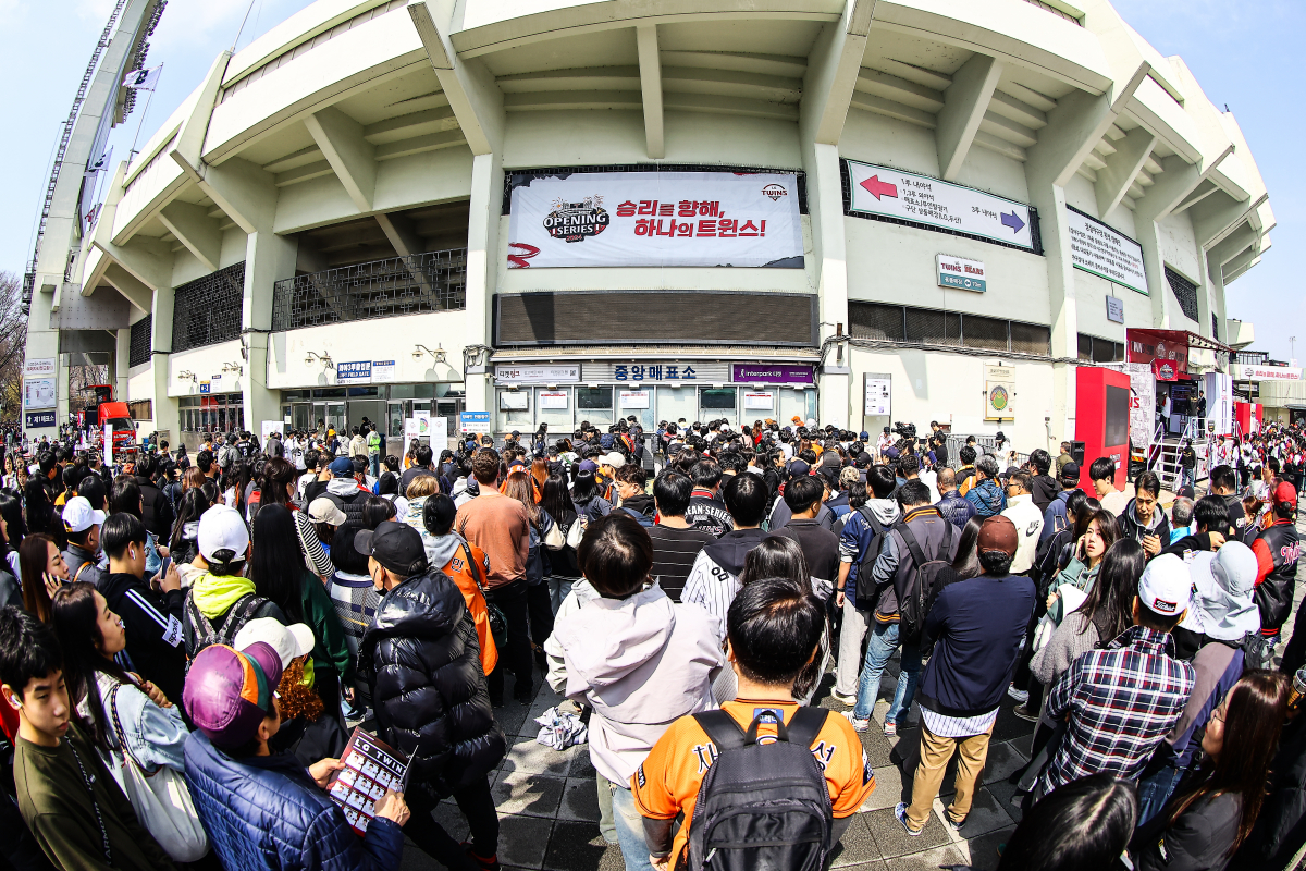 ▲23일 서울 송파구 잠실야구장에서 열린 2024 신한은행 SOL KBO리그 LG트윈스 대 한화이글스의 개막전 경기에 앞서 관중들이 입장하고 있다.   (뉴시스)