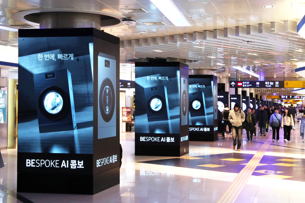 ▲수도권 지하철 신분당선 강남역 역사에 삼성전자 '비스포크 AI 콤보' 디지털 옥외광고가 게재된 모습 (사진제공=삼성전자)