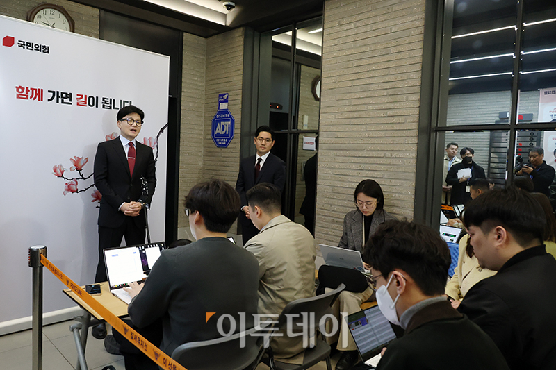 ▲한동훈 국민의힘 비상대책위원장이 24일 서울 여의도 중앙당사에서 취재진 질문에 답하고 있다. 고이란 기자 photoeran@