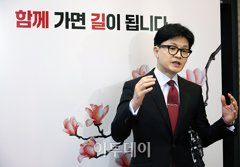 ▲한동훈 국민의힘 비상대책위원장이 24일 서울 여의도 중앙당사에서 취재진 질문에 답하고 있다. 고이란 기자 photoeran@