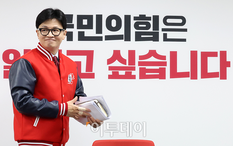 ▲한동훈 국민의힘 비상대책위원장이 24일 서울 여의도 중앙당사 대회의실에서 열린 중앙선거대책위원회의에 참석하고 있다. 고이란 기자 photoeran@