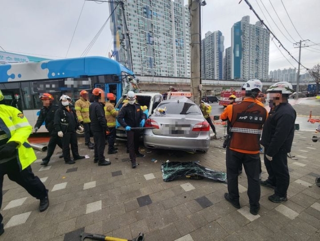 ▲4일 오전 8시 16분쯤 부산 부산진구 양정동 한 교차로에서 시내버스가 차량 3대를 들이받은 사고 현장. (뉴시스)